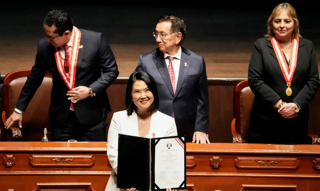 Lima - 28/07/2026 - A presidente eleita do Peru, Keiko Fujimori, recebe credenciais oficiais, em Lima
15 de julho de 2026
REUTERS/Angela Ponce/Proibida Reprodução