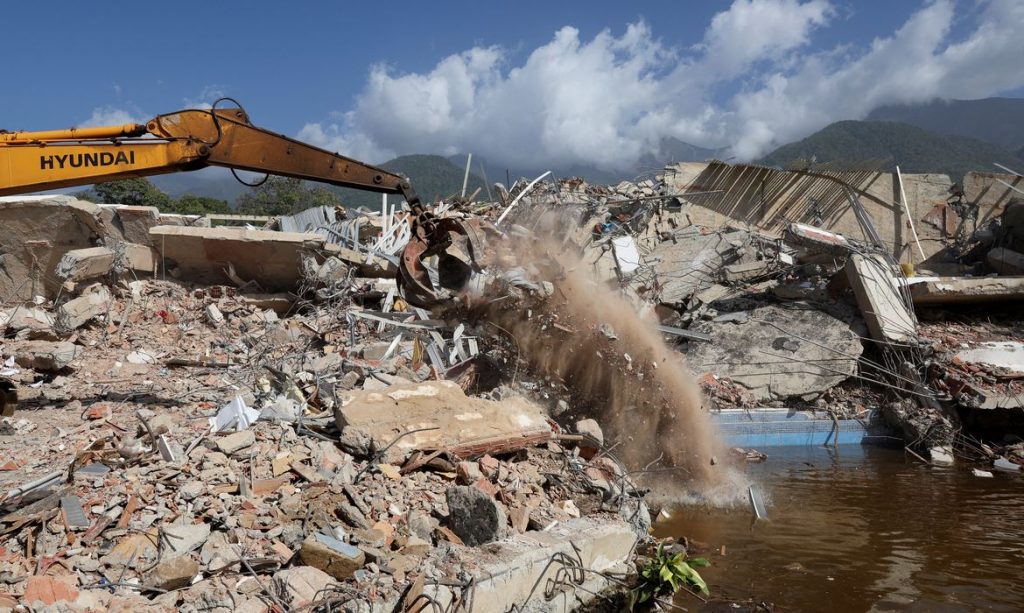 A heavy machinery operates to clear debris at the site of a collapsed building in the aftermath of the June 24 earthquakes in La Guaira, Venezuela, July 1, 2026. REUTERS/Ricardo Arduengo