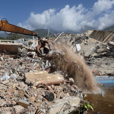 A heavy machinery operates to clear debris at the site of a collapsed building in the aftermath of the June 24 earthquakes in La Guaira, Venezuela, July 1, 2026. REUTERS/Ricardo Arduengo