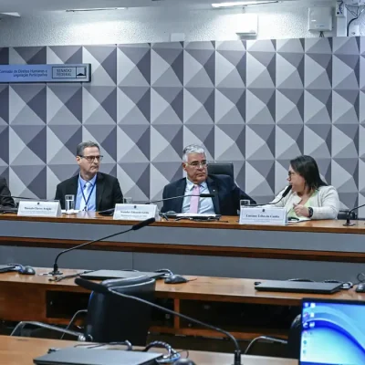 As Comissões de Direitos Humanos e Legislação Participativa (CDH) e de Assuntos Sociais (CAS) promovem audiência pública conjunta destinada a debater sobre os impactos sociais, econômicos e de saúde pública decorrentes da crescente expansão das apostas esportivas on-line (“bets”) no Brasi.
Mesa:
defensor público do Estado de São Paulo e Membro da Comissão da Saúde da Associação Nacional das Defensoras e Defensores Públicos, Marcelo Dayrell Vivas;
diretoria de fiscalização da Atenção Primária à Saúde da AudSaúde - Representante do Tribunal de Contas da União (TCU), Unidade de Auditoria Especializada em Saúde
Marcelo Chaves Aragão;
presidente eventual da CDH, senador Eduardo Girão (Novo-CE);
coordenadora do Núcleo de Defesa do Consumidor da Defensoria Pública do Estado do Rio de Janeiro, Luciana Telles da Cunha;
desenfluenciadora de jogos do tigrinho, Jessica Lobo.
Foto: Waldemir Barreto/Agência Senado