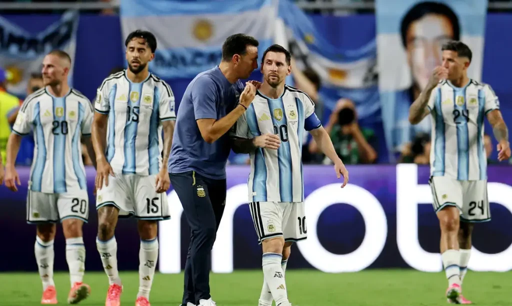 Soccer Football - FIFA World Cup 2026 - Round of 32 - Argentina v Cape Verde - Miami Stadium, Miami Gardens, Florida, U.S. - July 3, 2026 Argentina coach Lionel Scaloni speaks with Lionel Messi after Cristian Romero scores their third goal REUTERS/Amanda Perobelli