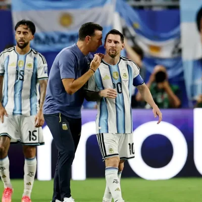 Soccer Football - FIFA World Cup 2026 - Round of 32 - Argentina v Cape Verde - Miami Stadium, Miami Gardens, Florida, U.S. - July 3, 2026 Argentina coach Lionel Scaloni speaks with Lionel Messi after Cristian Romero scores their third goal REUTERS/Amanda Perobelli