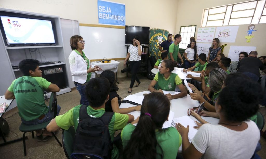 Alunos da escola estadual Raymundo Sá, no município de Autazes, interagem virtualmente com professores e alunos durante aula a distância produzida no Centro Nacional de Mídias de Educação.