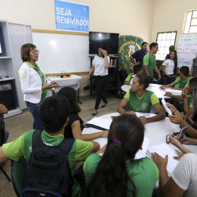 Alunos da escola estadual Raymundo Sá, no município de Autazes, interagem virtualmente com professores e alunos durante aula a distância produzida no Centro Nacional de Mídias de Educação.