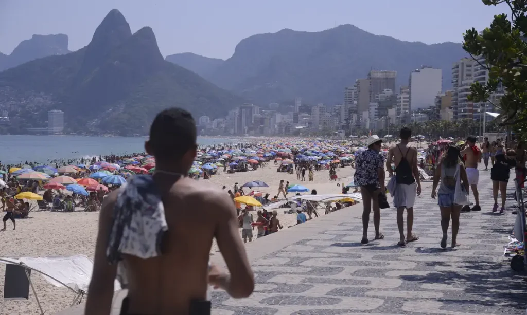 Cariocas e turistas lotam a praia de Ipanema no primeiro final de semana da primavera