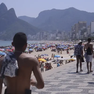 Cariocas e turistas lotam a praia de Ipanema no primeiro final de semana da primavera