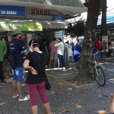Lotérica na Barra da Tijuca, funciona com fila em distanciamento, durante a pandemia do novo coronavírus