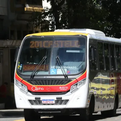 Transporte coletivo na região central do Rio.