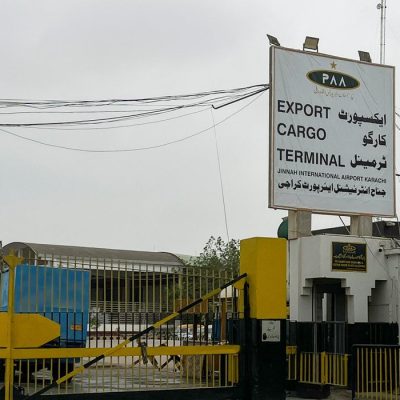 Pakistan - 08/07/2026 - The Cargo Complex entrance at Jinnah International Airport, following reports of a missing cargo plane, in Karachi, Pakistan, July 8, 2026. Picture is taken with a mobile phone. REUTERS/Akhtar Soomro. Proibida reprodução