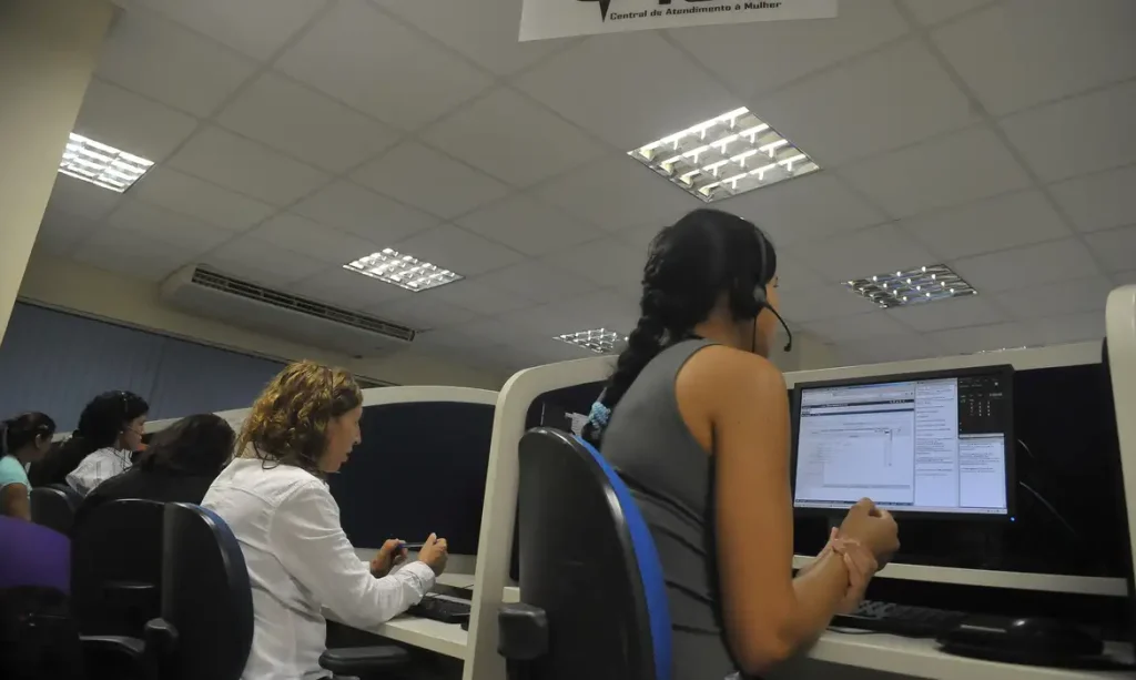 A Secretaria de Políticas para as Mulheres da Presidência da República (SPM/PR) divulga o balanço de 2013 do Ligue 180 – Central de Atendimento à Mulher (José Cruz/Agência Brasil)
