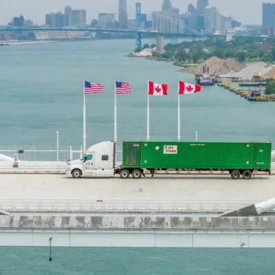 Uma imagem captada por um drone mostra um veículo atravessando a Ponte Internacional Gordie Howe, de US$ 4,7 bilhões, que liga Windsor, em Ontário, a Detroit, em Michigan, no dia seguinte à sua inauguração em Windsor, Ontário, Canadá, em 28 de julho de 2026. REUTERS/Carlos Osorio