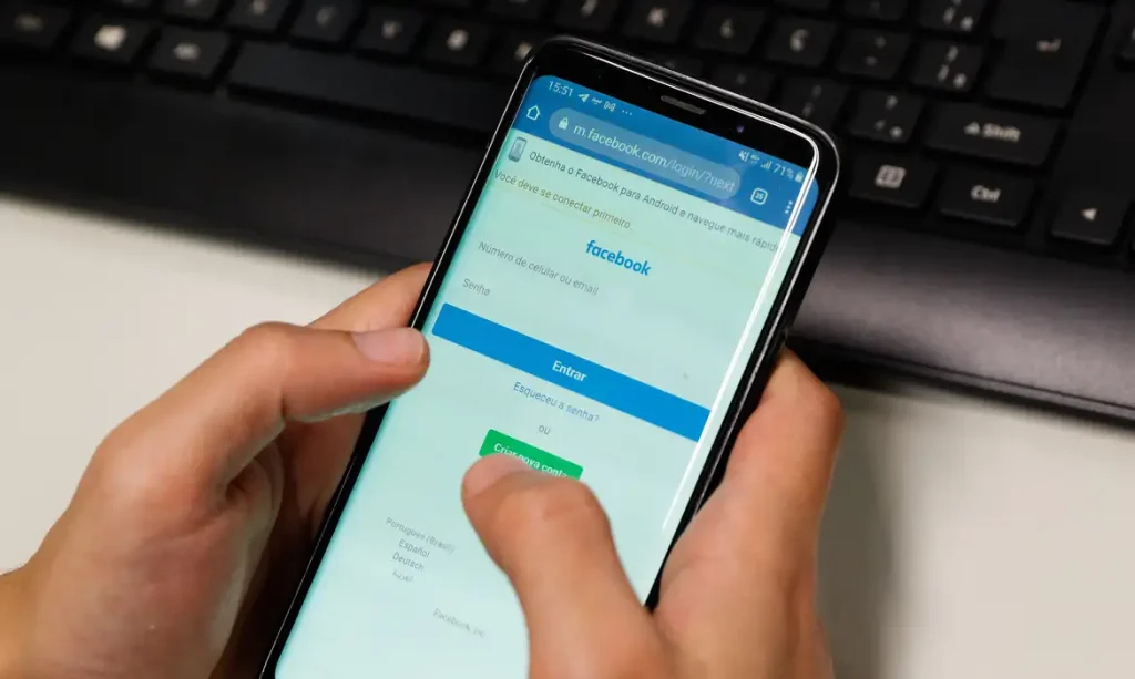 Uso de redes sociais em telefones smartphone