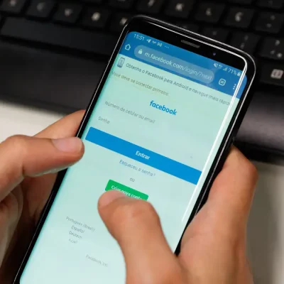 Uso de redes sociais em telefones smartphone