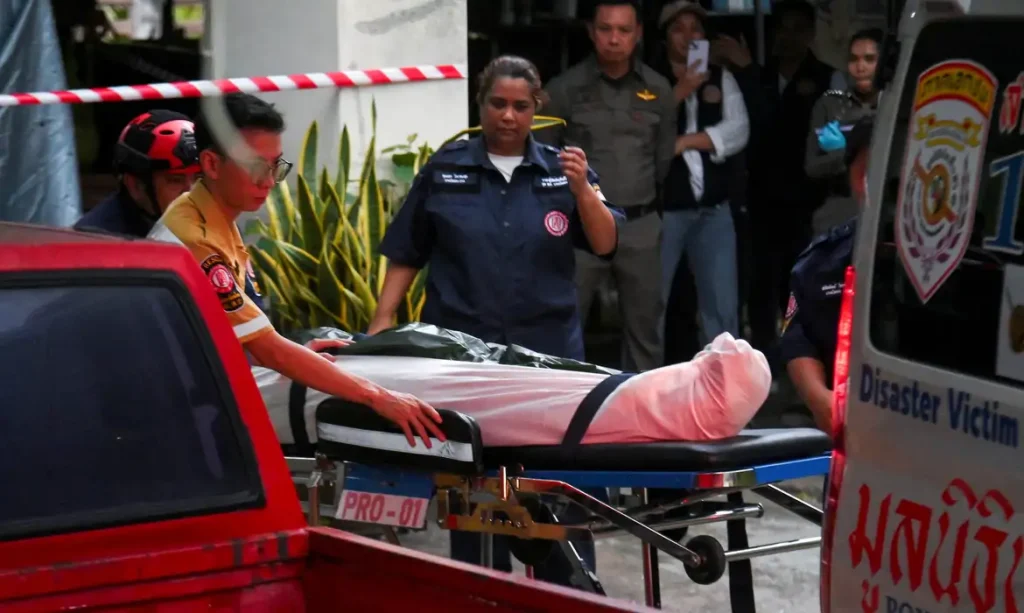 Emergency personnel carry the body of one of the grandparents fatally shot by a Thai teenager, before he opened fire at the Debsirin Nonthaburi School, in Bang Bua Thong District of Nonthaburi province, on the outskirts of Bangkok, Thailand, August 7, 2026. REUTERS/Tananchai Keawsowattana/Proibida Reprodução