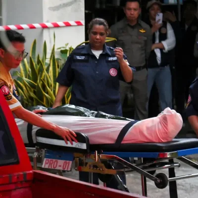 Emergency personnel carry the body of one of the grandparents fatally shot by a Thai teenager, before he opened fire at the Debsirin Nonthaburi School, in Bang Bua Thong District of Nonthaburi province, on the outskirts of Bangkok, Thailand, August 7, 2026. REUTERS/Tananchai Keawsowattana/Proibida Reprodução