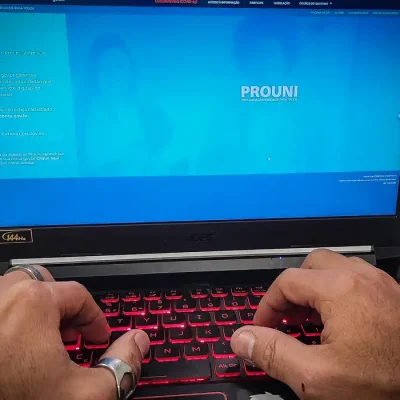 Brasília - 27/06/2023 - O Programa Universidade Para Todos (Prouni) oferta bolsas de estudo, integrais e parciais (50% do valor da mensalidade do curso), em cursos de graduação e sequenciais de formação específica, em instituições de educação superior privadas. As inscrições podem ser feitas pelo celular ou pelo computador. Foto: Juca Varella/Agência Brasil