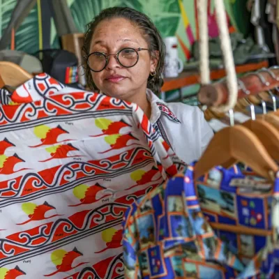 Soure (PA), 09/010/2025 - A empreendedora Glauciane Pinheiro Lima produz estampas originais da moda marajoara no Espaço Mang. Foto: Marcelo Camargo/Agência Brasil