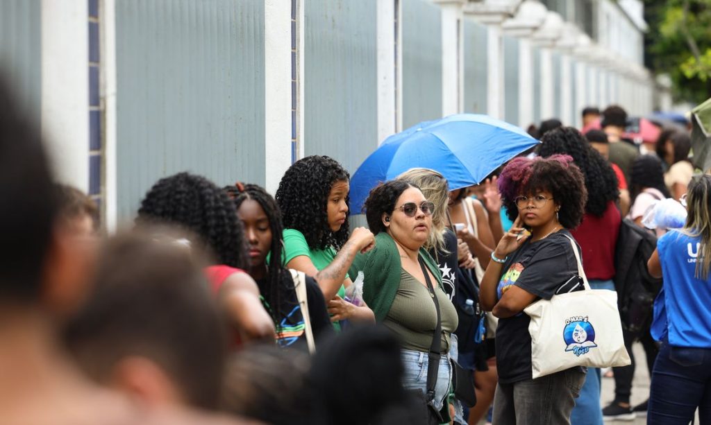 Rio de Janeiro (RJ), 16/11/2025 – Estudantes aguardam abertura dos portões no segundo dia do Exame Nacional do Ensino Médio (Enem), no Cefet Maracanã, na zona norte do Rio de Janeiro. Foto: Tomaz Silva/Agência Brasil