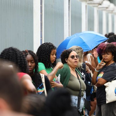 Rio de Janeiro (RJ), 16/11/2025 – Estudantes aguardam abertura dos portões no segundo dia do Exame Nacional do Ensino Médio (Enem), no Cefet Maracanã, na zona norte do Rio de Janeiro. Foto: Tomaz Silva/Agência Brasil