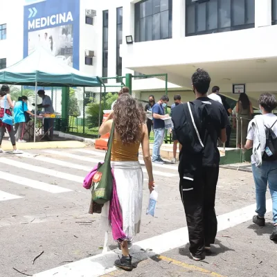 Participantes do Exame Nacional do Ensino Médio (Enem) 2021 fazem, neste domingo (28), segundo dia de avaliação, provas de matemática e de ciência da natureza.