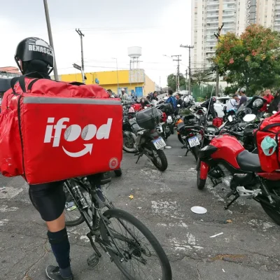 São Paulo (SP), 31/03/2025 - Entregadores de aplicativos de delivery em greve fazem manifestação na frente a sede do iFood em Osasco. Foto: Paulo Pinto/Agência Brasil