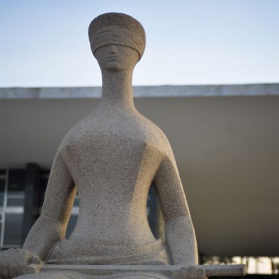 Fachada do Supremo Tribunal Federal (STF) com estátua A Justiça, de Alfredo Ceschiatti, em primeiro plano.