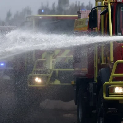 Fire engines carry out edge protection and mop-up operations on a wildfire in Marcheprime, in the Gironde region, amid worsening drought conditions following a heatwave and water shortages across much of France, July 27, 2026. REUTERS/Manon Cruz/ Proibido reprodução