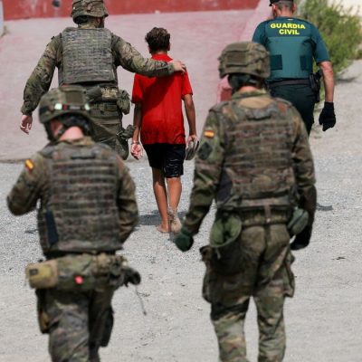 Um menor migrante do Marrocos é escoltado por agentes de segurança espanhóis após tentar entrar em Ceuta pelo mar
1º de agosto de 2026
REUTERS/Violeta Santos Moura/Proibida Reprodução