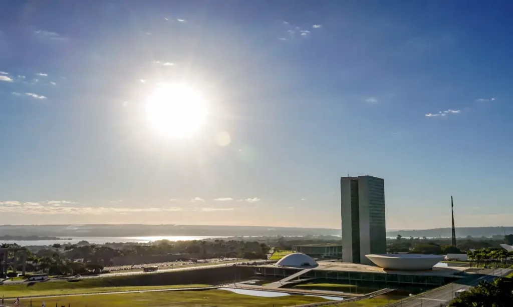 22/07/2026 - Brasília - A manhã nasce dourada sobre a Esplanada dos Ministérios. O Congresso Nacional recorta o horizonte como um símbolo de história e futuro, espelhando a luz que anuncia um novo dia. Em Brasília, até o sol parece contemplar a beleza de sua própria obra. Foto: Rafa Neddermeyer/ Agência Brasil