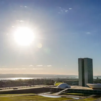 22/07/2026 - Brasília - A manhã nasce dourada sobre a Esplanada dos Ministérios. O Congresso Nacional recorta o horizonte como um símbolo de história e futuro, espelhando a luz que anuncia um novo dia. Em Brasília, até o sol parece contemplar a beleza de sua própria obra. Foto: Rafa Neddermeyer/ Agência Brasil