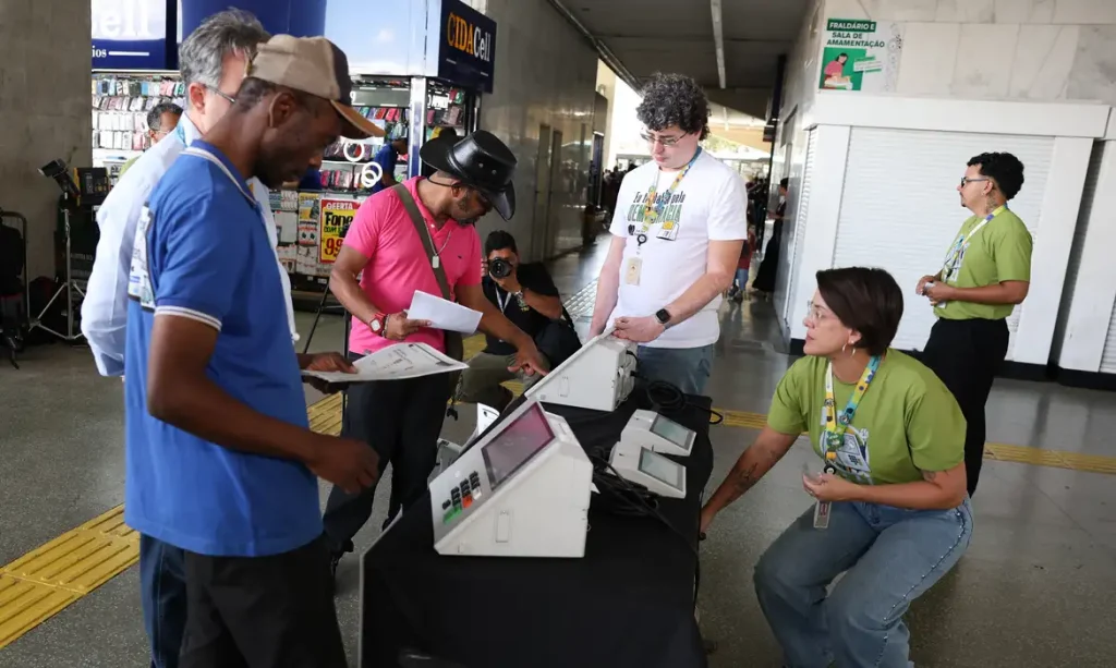 Brasília - 07/08/2026 - TSE faz demonstração de como votar na urna eletrônica na Rodoviária de Brasília. Foto: Valter Campanato/ Agência Brasil