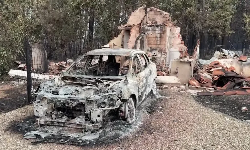 Incêndios florestais franceses deixam casas em ruínas e carros destruídos em Le Porge. Foto: Frame/Reuters/ Proibido reprodução