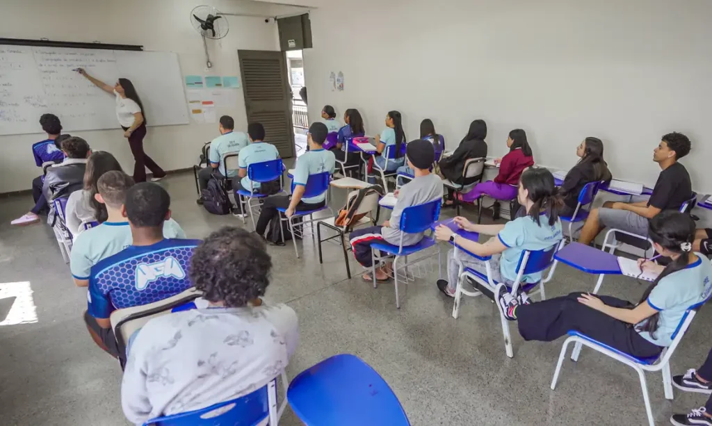 Brasília (DF), 25/06/2026 – Alunos do ensino médio do CED 16, na Ceilândia, aproveitam o segundo semestre letivo para intensificar a preparação em sala de aula visando o Exame Nacional do Ensino Médio (Enem), vestibulares, Programa de Avaliação Seriada (PAS/UnB) e outros processos seletivos de ingresso no ensino superior
Foto: Rafa Neddermeyer/Agência Brasil