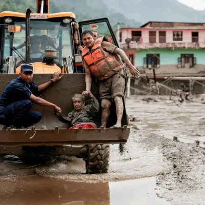Sobrevivente é transportado em escavadeira após enchente repentina em Trishuli, no distrito de Nuwakot, no Nepal
26 de agosto de 2026   REUTERS/Navesh Chitrakar
