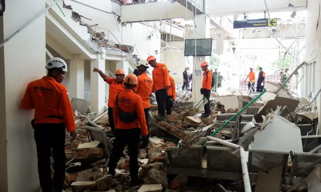 Indonésia - 15/07/2026 - Equipes de resgate trabalham nos escombros causados por forte terremoto neste sábado. Foto: REUTERS/Willy Kurniawan/Proibida Reprodução