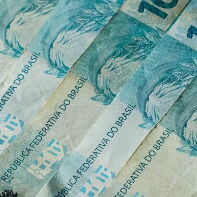 10/07/2026 - Brasília - dinheiro, moeda, real, reais, cédula, cédulas, nota, notas, moeda brasileira, dinheiro brasileiro, inflação, inflação alta, deflação, economia, economia brasileira, mercado, mercado financeiro, finanças, finanças pessoais, orçamento, orçamento doméstico, renda, renda familiar, salário, salário mínimo, remuneração, vencimento, pagamento, poder de compra, custo de vida, custo dos alimentos, aumento de preços, alta dos preços, carestia, desvalorização, valorização, perda do poder de compra, crise econômica, recessão, crescimento econômico, consumo, consumidor, compras, supermercado, cesta básica, despesas, gastos, contas, contas a pagar, boletos, dívida, dívidas, endividamento, inadimplência, poupança, economia doméstica, investimento, investimentos, aplicações financeiras, juros, taxa de juros, taxa Selic, Banco Central, crédito, empréstimo, financiamento, cartão de crédito, débito, PIX, transferência bancária, banco, instituição financeira, orçamento familiar, planejamento financeiro, reserva de emergência, patrimônio, riqueza, patrimônio líquido, capital, capital financeiro, lucro, prejuízo, receita, despesa, balanço financeiro, impostos, tributos, tributação, imposto de renda, arrecadação, arrecadação fiscal, carga tributária, imposto, taxa, tarifas, câmbio, dólar, euro, cotação, câmbio flutuante, desvalorização cambial, valorização cambial, moeda estrangeira, inflação acumulada, índice de preços, IPCA, INPC, IGP-M, poder aquisitivo, renda per capita, desenvolvimento econômico, estabilidade econômica, política monetária, política fiscal, oferta, demanda, produtividade, consumo consciente, educação financeira, planejamento financeiro, equilíbrio financeiro, independência financeira, riqueza, prosperidade, orçamento público, gastos públicos, contas públicas, déficit, superávit, tesouro nacional, moeda forte, moeda fraca, liquidez, circulação de dinheiro, s