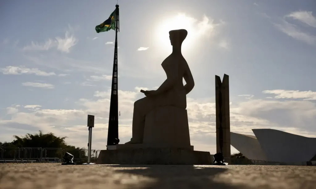 Brasília (DF), 02/09/2025 - Estátua da Justiça em frente ao STF. O STF inicia o julgamento de Bolsonaro e de mais sete réus da trama golpista. Foto: Fabio Rodrigues-Pozzebom/Agência Brasil