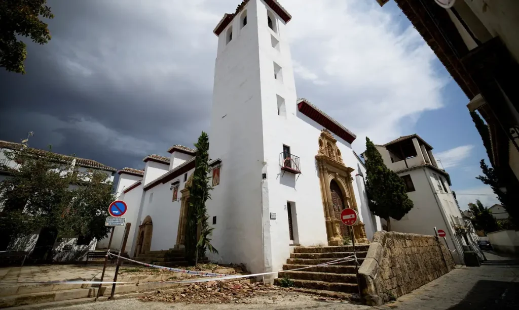 Rubble lies outside San Miguel Church after part of its ceiling was damaged in an earthquake that struck southern Spain, in Granada, Spain, August 15, 2026. REUTERS / Fermin Rodriguez/Proibido Reprodução