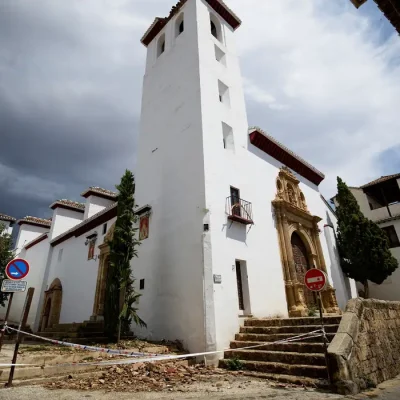 Rubble lies outside San Miguel Church after part of its ceiling was damaged in an earthquake that struck southern Spain, in Granada, Spain, August 15, 2026. REUTERS / Fermin Rodriguez/Proibido Reprodução