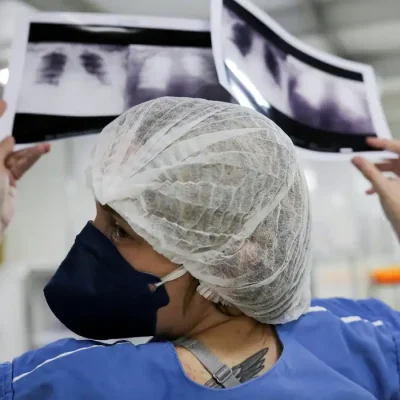 A doutora Luciana Souza compara duas radiografias de tórax diferentes de um paciente enquanto conversa com um colega de um hospital de campanha criado para tratar pacientes que sofrem da doença de coronavírus (COVID-19) em Guarulhos, São Paulo