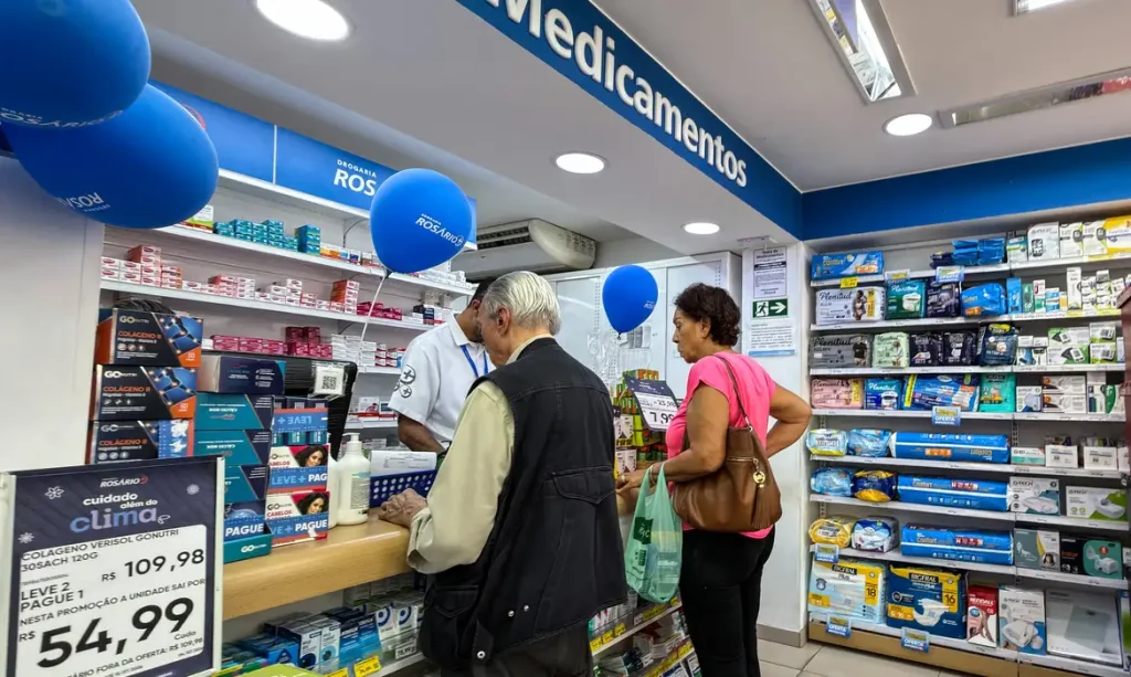 09/07/2026 - Brasília - farmácia, drogaria, medicamentos, remédios, saúde, doença, tratamento, paciente, médico, farmacêutico, hospital, clínica, consulta médica, receita médica, prescrição médica, laboratório, comprimido, cápsula, xarope, injeção, vacina, antibiótico, analgésico, anti-inflamatório, vitaminas, suplemento, sintomas, diagnóstico, exame médico, prevenção, imunização, pressão arterial, diabetes, hipertensão, gripe, febre, dor, alergia, infecção, vírus, bem-estar, higiene, termômetro, antisséptico, medicamentos genéricos, bula, dosagem, automedicação, farmácia 24 horas, assistência farmacêutica. Foto: Rafa Neddermeyer/Agência Brasil