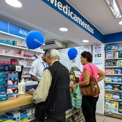 09/07/2026 - Brasília - farmácia, drogaria, medicamentos, remédios, saúde, doença, tratamento, paciente, médico, farmacêutico, hospital, clínica, consulta médica, receita médica, prescrição médica, laboratório, comprimido, cápsula, xarope, injeção, vacina, antibiótico, analgésico, anti-inflamatório, vitaminas, suplemento, sintomas, diagnóstico, exame médico, prevenção, imunização, pressão arterial, diabetes, hipertensão, gripe, febre, dor, alergia, infecção, vírus, bem-estar, higiene, termômetro, antisséptico, medicamentos genéricos, bula, dosagem, automedicação, farmácia 24 horas, assistência farmacêutica. Foto: Rafa Neddermeyer/Agência Brasil