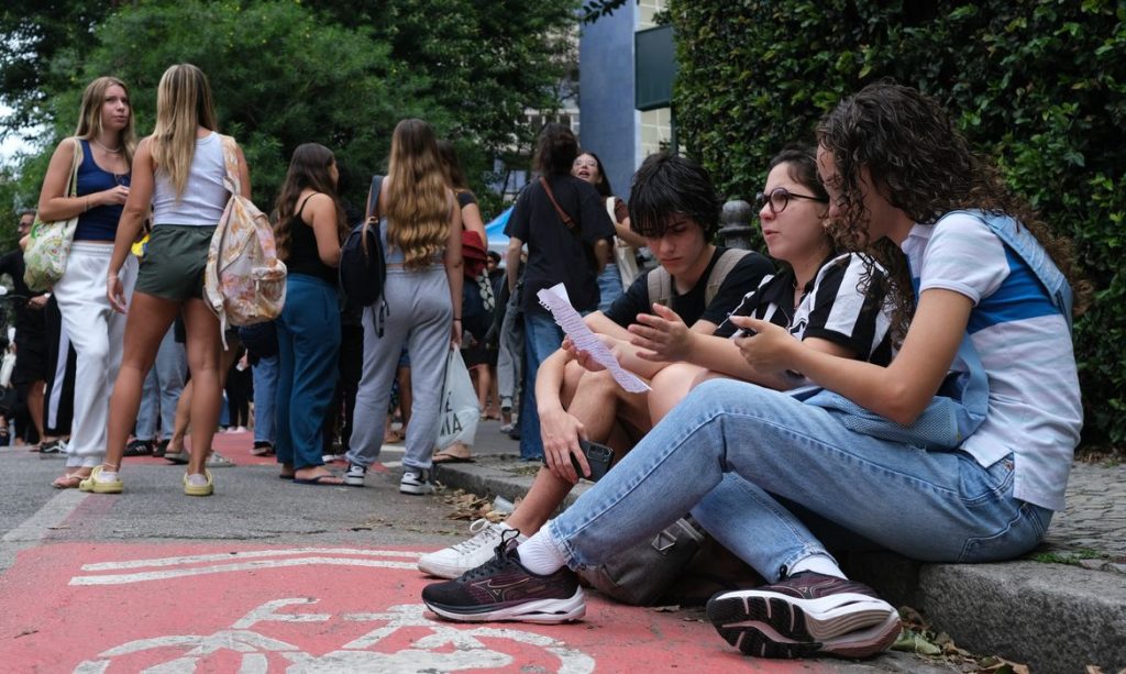 Rio de Janeiro (RJ), 09/11/2025 – Candidatos chegam para o primeiro dia de provas do Exame Nacional do Ensino Médio (Enem), na Universidade Santa Úrsula, em Botafogo. Foto: Fernando Frazão/Agência Brasil