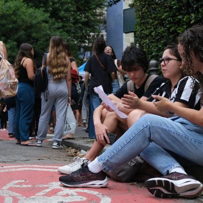 Rio de Janeiro (RJ), 09/11/2025 – Candidatos chegam para o primeiro dia de provas do Exame Nacional do Ensino Médio (Enem), na Universidade Santa Úrsula, em Botafogo. Foto: Fernando Frazão/Agência Brasil