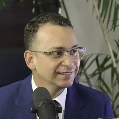 O presidente do Tribunal Supremo de Justiça (TSJ) da Bolívia, Rómer Saucedo, afirmou ter atendido a um pedido da advogada e ativista política Nadia Beller, de 33 anos, e determinado que a investigação do suposto atentado contra ela não seja mantida sob sigilo, para garantir transparência e o pleno acesso das partes ao inquérito. Foto: romer.saucedo/ Instagram