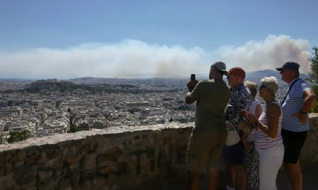 Fumaça envolve partes da capital da Grécia enquanto incêndio florestal se alasta nas proximidades de Atenas
31 de julho de 2026 REUTERS/Louiza Vradi