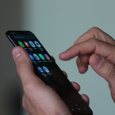 Smartphone, celular,  em uso.