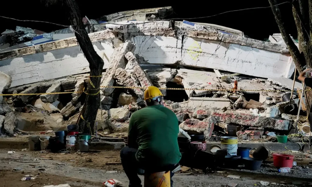 FILE PHOTO: A man sits near debris at the Torres de Limonar building in the aftermath of an earthquake, in Cali, Colombia, August 11, 2026. REUTERS/Sergio Acero TPX IMAGES OF THE DAY/File Photo