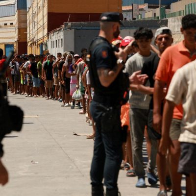 Imigrantes fazem fila para receber alimentos básicos da ONG local Media Luna Blanca em uma área industrial onde estão dormindo, em Ceuta, Espanha
6 de agosto de 2026 REUTERS/Violeta Santos Moura/Proibida Reprodução