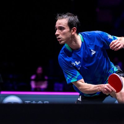 Número 4 do mundo, brasileiro abre 3 sets a 1, mas desperdiça três match points, leva virada e volta a ser derrotado pelo francês Félix Lebrun, sendo eliminado nas quartas de final do WTT Champions de Chongqing. Torneio é voltado aos 32 mesatenistas mais bem colocados do ranking.Hugo Calderano perde de algoz olímpico e cai em torneio na China
Brasileiro abre 3 sets a 1, mas leva virada do francês Félix Lebrun. Foto: WTT/Divulgação